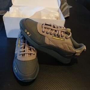 Reebok Spyder unisex, size 5.5, Tan and Gray Shoes